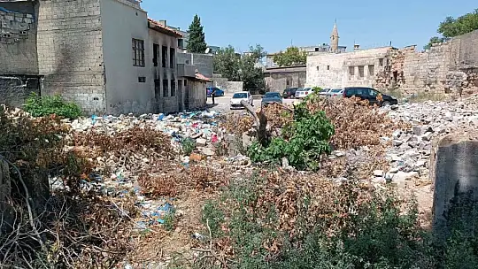 Metruk binada güpegündüz uyuşturucu ticareti pes dedirtti