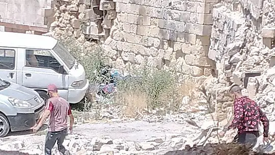 Metruk binada güpegündüz uyuşturucu ticareti pes dedirtti