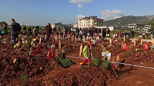 Mezarlıktaki acı detay bayramda ortaya çıktı