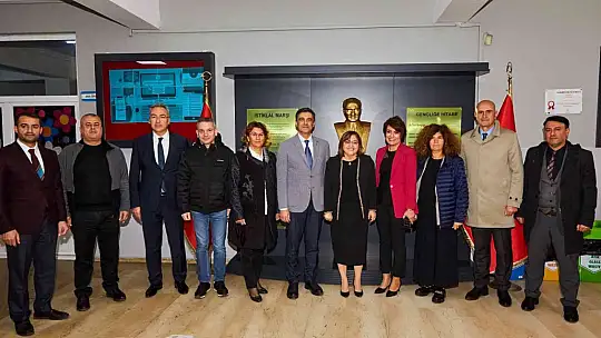 Mezun olduğu okulun öğretmenleriyle bir araya geldi