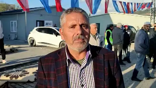 Millet Cami'nde bayram namazını kılan Davutoğlu'na depremzede tepkisi
