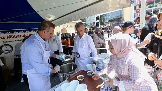 Milletvekili Çelikaslan ve Tahmazoğlu vatandaşlara aşure ikramında bulundu