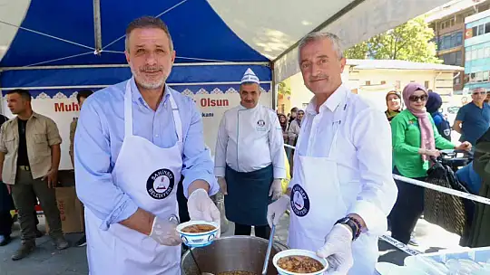 Milletvekili Çelikaslan ve Tahmazoğlu vatandaşlara aşure ikramında bulundu