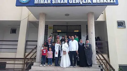 Mimar Sinan Gençlik Merkezi gelin adaylarının yanında