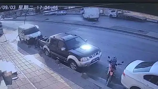 Minibüs, park halindeki otomobilin üzerine çıktı