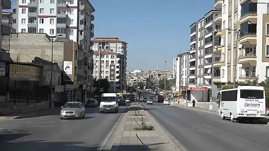Minibüs, park halindeki otomobilin üzerine çıktı