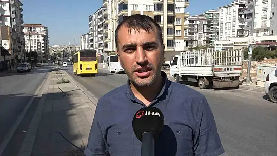 Minibüs, park halindeki otomobilin üzerine çıktı