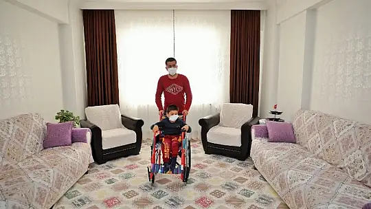 Minik Berat'a tekerlekli sandalye sürprizi