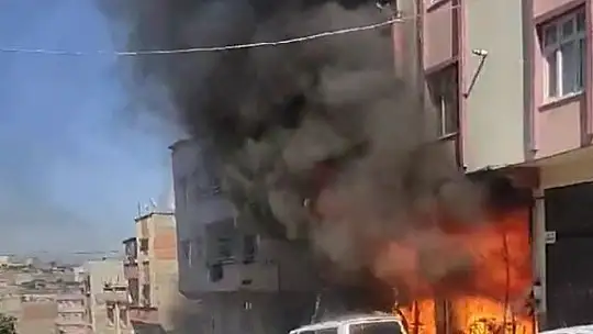 Mobilya döşeme dükkanındaki yangın eve ve arabaya sıçradı