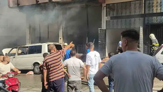 Mobilya döşeme dükkanındaki yangın eve ve arabaya sıçradı