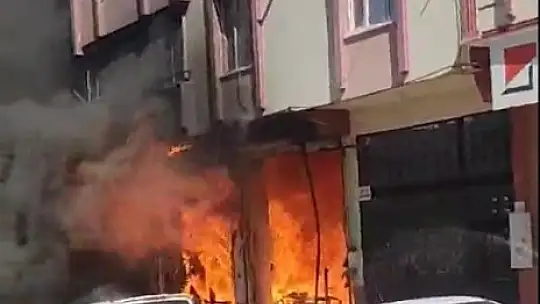 Mobilya döşeme dükkanındaki yangın eve ve arabaya sıçradı