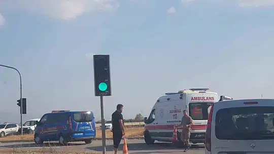 Motosiklet, kırmızı ışıkta bekleyen otomobile çarptı: 1 yaralı