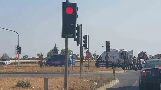 Motosiklet, kırmızı ışıkta bekleyen otomobile çarptı: 1 yaralı