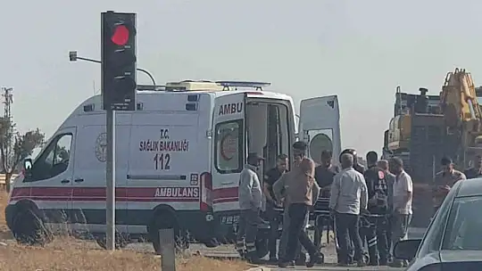 Motosiklet, kırmızı ışıkta bekleyen otomobile çarptı: 1 yaralı