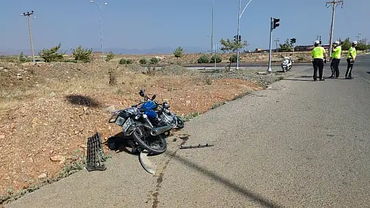 Motosiklet otomobile çarptı: 1 yaralı