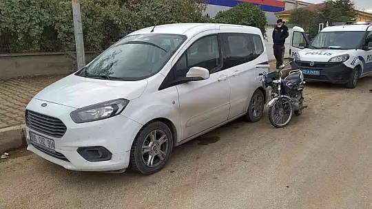 Motosiklet park halindeki araca arkadan çarptı: 2 yaralı