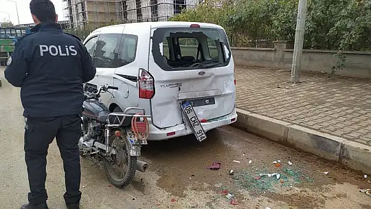 Motosiklet park halindeki araca arkadan çarptı: 2 yaralı