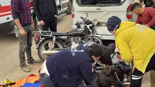 Motosiklet park halindeki araca arkadan çarptı: 2 yaralı