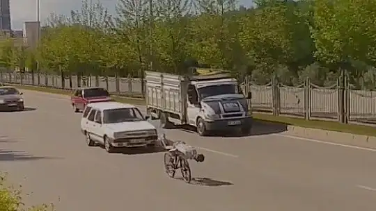 Motosiklet ve bisiklet sürücüleri yürekleri ağza getirdi