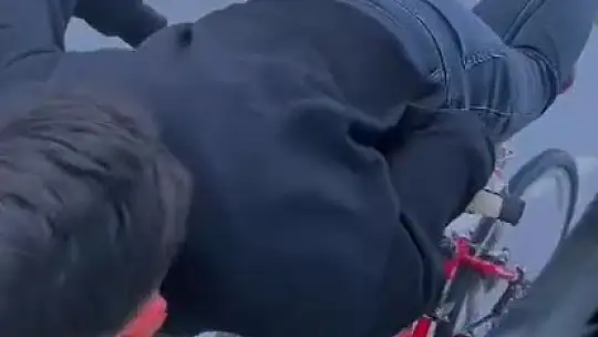 Motosiklet ve bisiklet sürücüleri yürekleri ağza getirdi