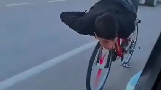 Motosiklet ve bisiklet sürücüleri yürekleri ağza getirdi