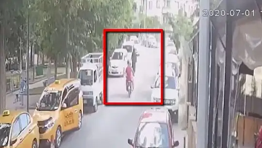 Motosikletli kapkaççı kamerada