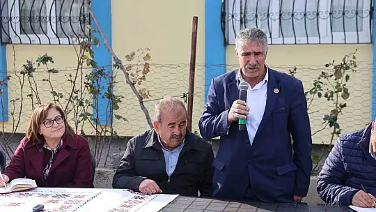 Muhtarlar kırsalda yapılan asfalt yollar için Şahin'e teşekkür etti