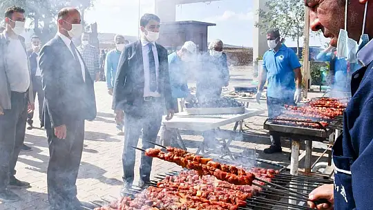 Muhtarlara kebap gibi kutlama