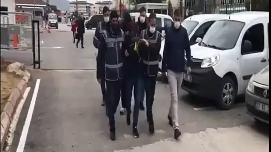 Müşteri gibi gelip silah çekerek marketi soydu