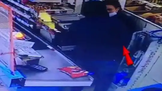 Müşteri gibi gelip silah çekerek marketi soydu