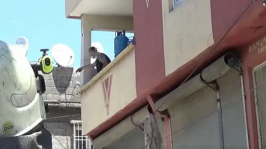 Haciz nedeniyle evini tahliye etmesi istenince kendisini ve evini yakmaya çalıştı