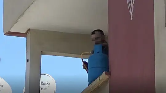Haciz nedeniyle evini tahliye etmesi istenince kendisini ve evini yakmaya çalıştı
