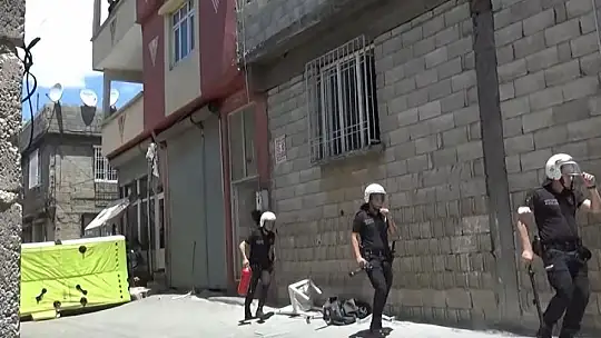 Haciz nedeniyle evini tahliye etmesi istenince kendisini ve evini yakmaya çalıştı