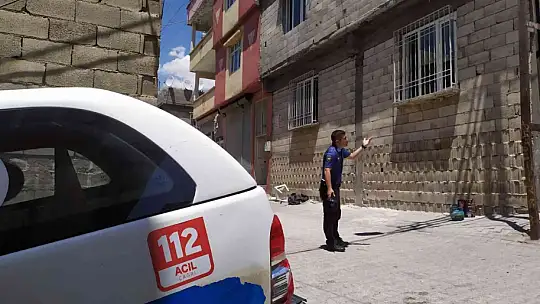 Haciz nedeniyle evini tahliye etmesi istenince kendisini ve evini yakmaya çalıştı