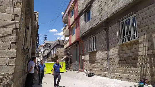 Haciz nedeniyle evini tahliye etmesi istenince kendisini ve evini yakmaya çalıştı