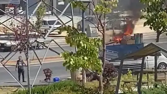 Nakliye firmasına ait kamyonet alev alev yandı