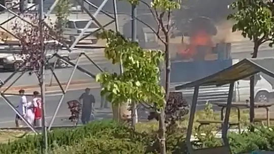 Nakliye firmasına ait kamyonet alev alev yandı