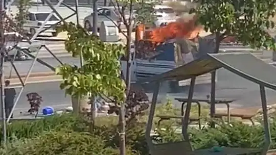 Nakliye firmasına ait kamyonet alev alev yandı