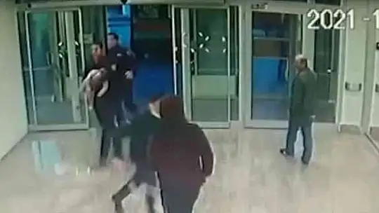 Nefessiz kalan bebeği kurtaran itfaiye erleri o anları anlattı