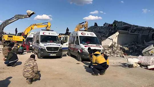 Nurdağı'nda 133 saat sonra 13 yaşındaki Esma sağ kurtarıldı