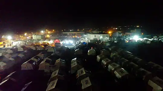 Nurdağı'nda afetzedeler geceyi kurulan çadır kentte geçiriyor