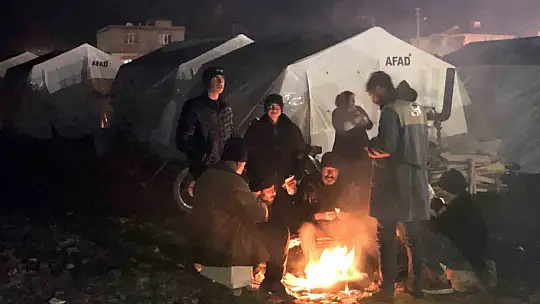 Nurdağı'nda afetzedeler geceyi kurulan çadır kentte geçiriyor