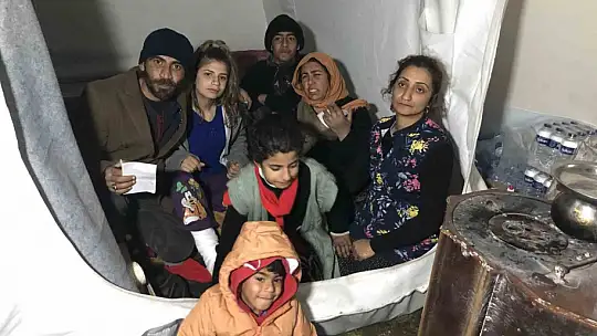 Nurdağı'nda afetzedeler geceyi kurulan çadır kentte geçiriyor