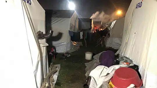 Nurdağı'nda afetzedeler geceyi kurulan çadır kentte geçiriyor