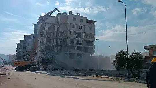Nurdağı'nda ağır hasarlı binaların yıkımı devam ediyor
