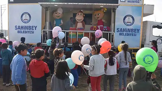 Nurdağı'ndaki depremzede çocuklara moral verdiler