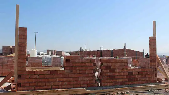 Nurdağı'ndaki depremzedeler geçici sıcak yuvalarına ay sonunda kavuşuyor