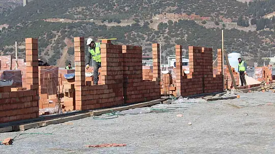 Nurdağı'ndaki depremzedeler geçici sıcak yuvalarına ay sonunda kavuşuyor