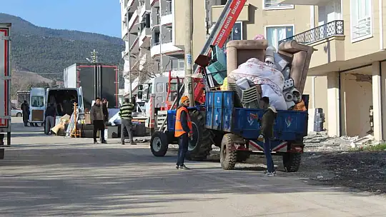 Nurdağı'ndaki depremzedeler yarım kalan hayalleriyle ilçeyi terk ediyor