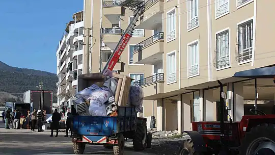 Nurdağı'ndaki depremzedeler yarım kalan hayalleriyle ilçeyi terk ediyor